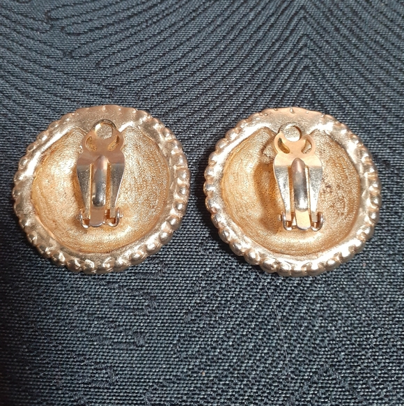 Vintage Goldtone Clip On Statement Earrings - Picture 5 of 14
